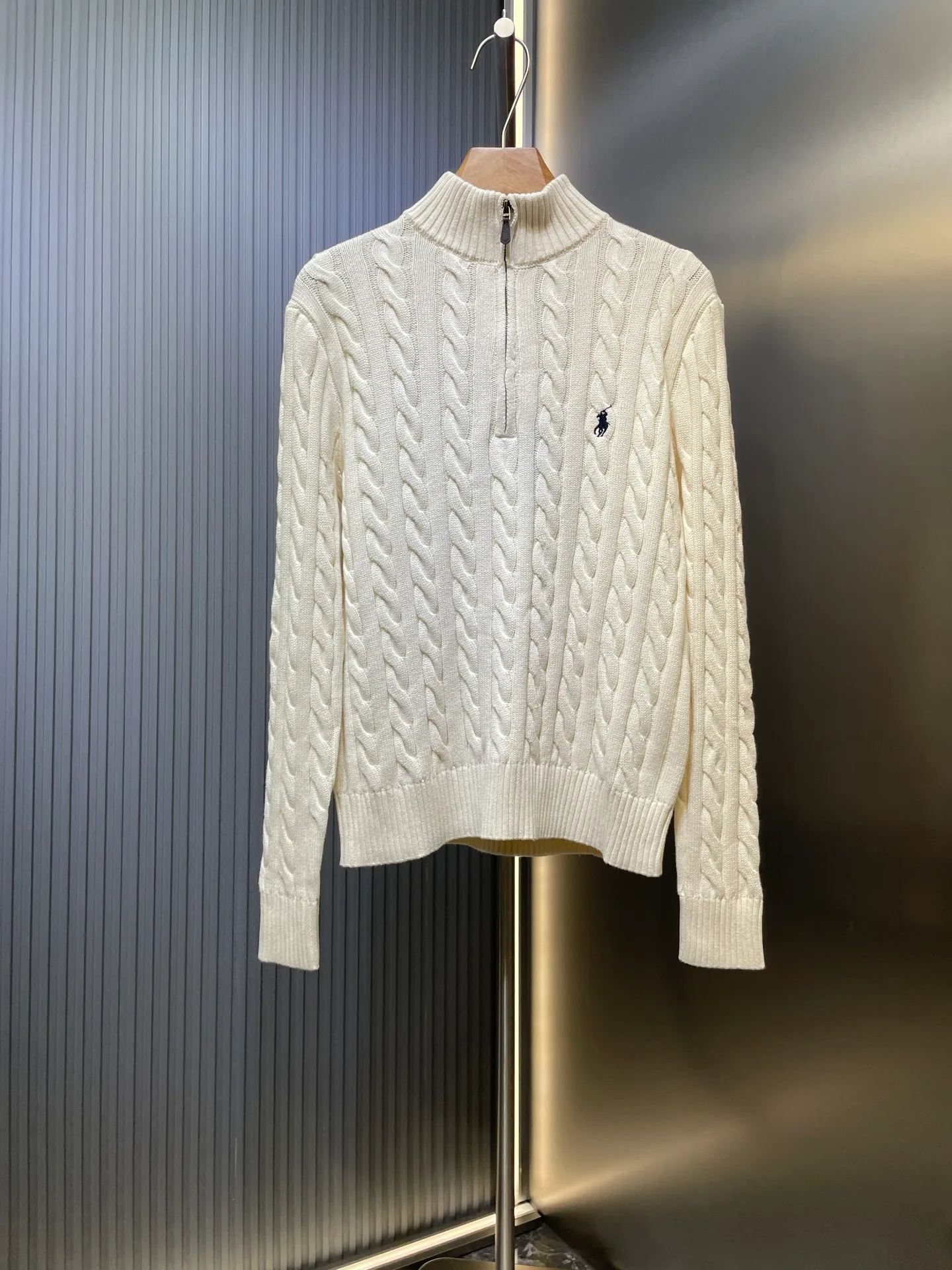 P460 Ralph Lauren 🌟Cable-knitted zipper sweater Custom-woven cotton cable-knit thick-knit wool has fine texture and is comfortable and close to the skin. The pure off-white color as snow is the main color to interpret silent elegance. The classic cable-knitted structure design injects soul. The arrangement is precise and orderly. The exquisite pony logo is embellished with it. It has an atmosphere of freedom and vitality. It is highly recognizable. The zipper half-high collar design has just the right sense of gorgeousness. It interprets high-end style with unique details. Adhere to the eternal elegance and taste. Process 1: Adopt imported machine embroidery technology. Use advanced computer control systems and precision mechanical components to achieve iconic pony embroidery operations with high precision and smooth and delicate lines. Process 2: Three-dimensional cable weaving. Through clever shifting and interweaving of coils, adjacent coils are cross-shifted to form a twisting effect of cable ties. The lines are smooth and regular. Time-consuming and laborious. Process 3: Garment washing water is added to soften and deodorize the process. Professional washing equipment and specific detergents are used. Deep clean and deodorize clothes Improve the feel and appearance of clothes Accessories: Customized 1:1 Ralph Lauren zipper Customized 1:1 leather lanyard Customized 1:1 Ralph Lauren trademark Fit: Fitted Fit Size: S M L XL